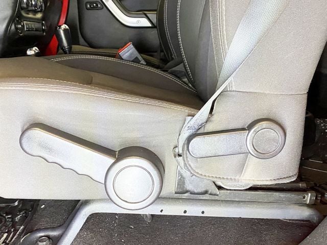 2018 Jeep Wrangler JK Unlimited Sahara 4x4 - 22982365 - 21