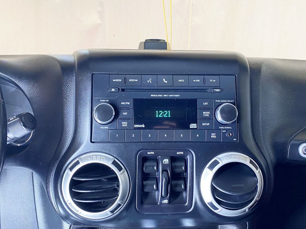 2018 Jeep Wrangler JK Unlimited Sahara 4x4 - 22982365 - 31