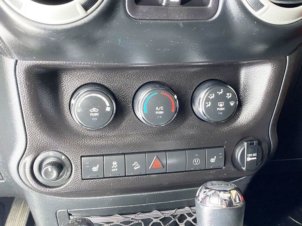 2018 Jeep Wrangler JK Unlimited Sahara 4x4 - 22982365 - 32