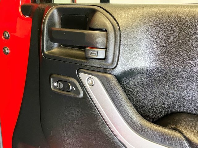 2018 Jeep Wrangler JK Unlimited Sahara 4x4 - 22982365 - 39