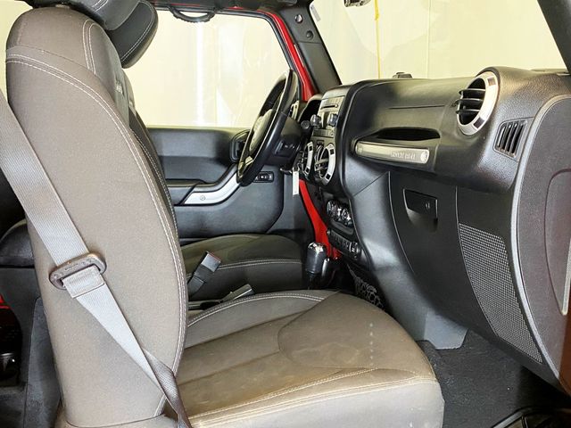 2018 Jeep Wrangler JK Unlimited Sahara 4x4 - 22982365 - 40