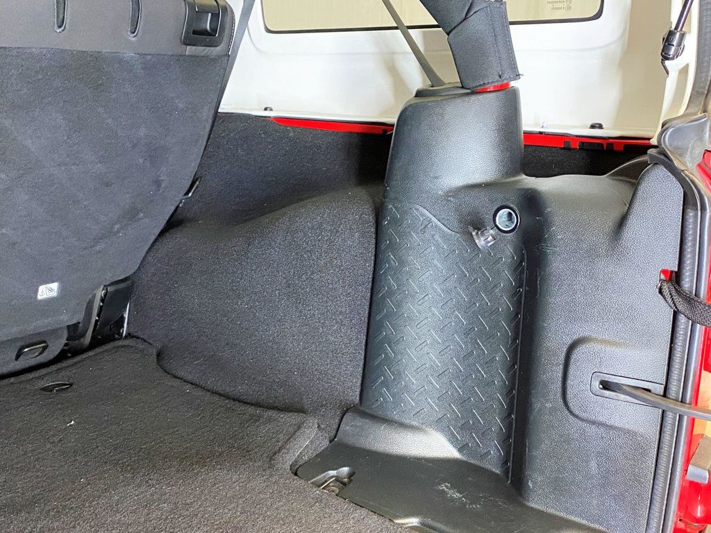 2018 Jeep Wrangler JK Unlimited Sahara 4x4 - 22982365 - 54