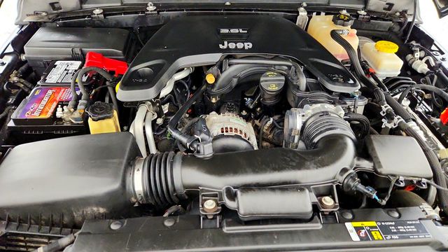 2018 Jeep Wrangler JK Unlimited Sport S 4x4 w/ Tech Pkg & Soft Top - 23099179 - 22