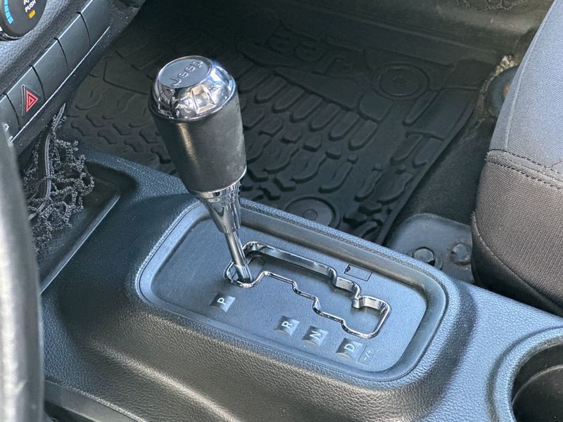 2018 Jeep Wrangler JK Unlimited Unlimited Sport - 23019688 - 17