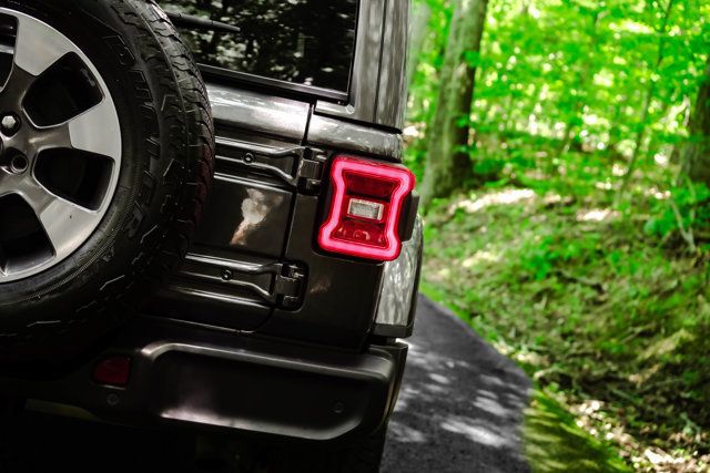 2018 Jeep Wrangler Unlimited LocalTrade/Sahara/4WD/BlindSpotMonitor/Cross-PathDetection/NAV - 23073138 - 9
