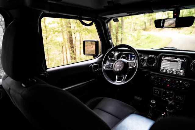 2018 Jeep Wrangler Unlimited LocalTrade/Sahara/4WD/BlindSpotMonitor/Cross-PathDetection/NAV - 23073138 - 11