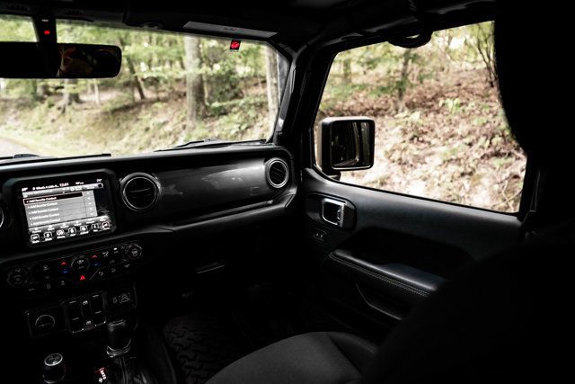 2018 Jeep Wrangler Unlimited LocalTrade/Sahara/4WD/BlindSpotMonitor/Cross-PathDetection/NAV - 23073138 - 13