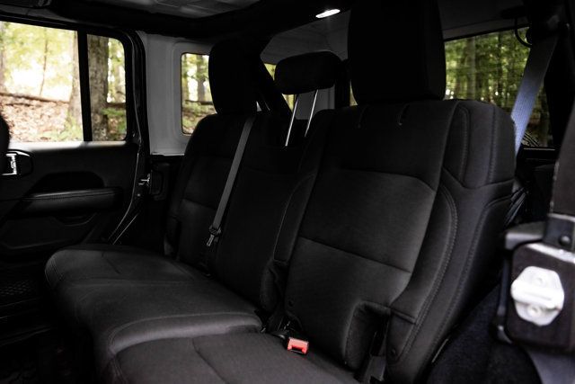2018 Jeep Wrangler Unlimited LocalTrade/Sahara/4WD/BlindSpotMonitor/Cross-PathDetection/NAV - 23073138 - 19