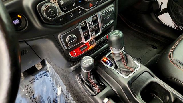 2018 Jeep Wrangler Unlimited Rubicon 4x4 w/ 8-Speed Automatic, Leather Seats & Steel Bumpers - 23079190 - 16