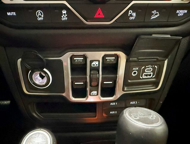 2018 Jeep Wrangler Unlimited Sahara photo 25
