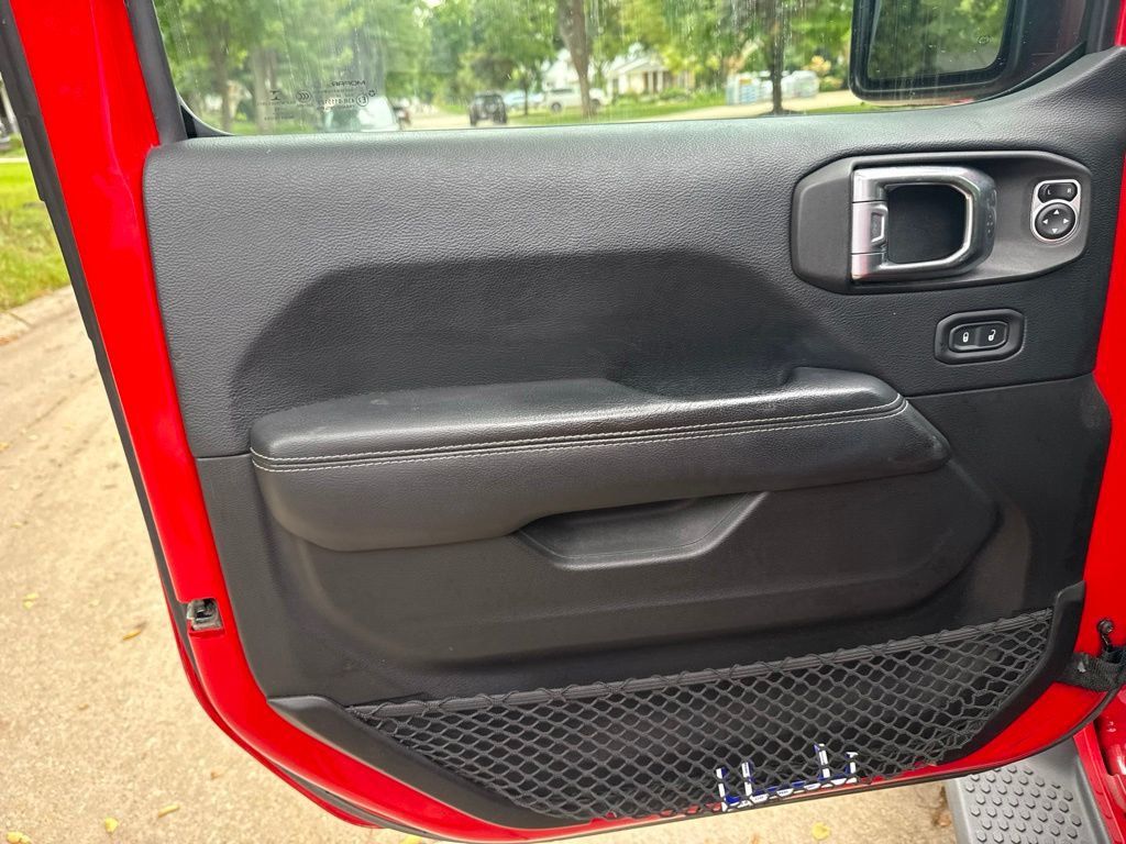 2018 Jeep Wrangler Unlimited Sahara 4x4 - 23075880 - 12
