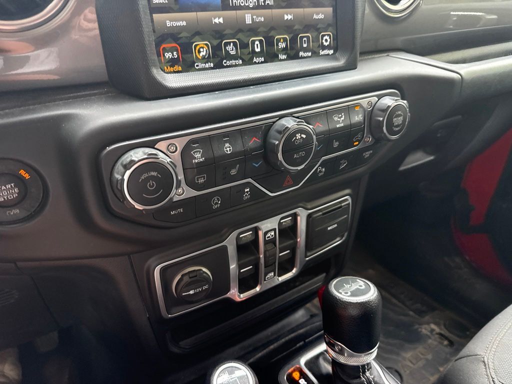 2018 Jeep Wrangler Unlimited Sahara 4x4 - 23075880 - 17