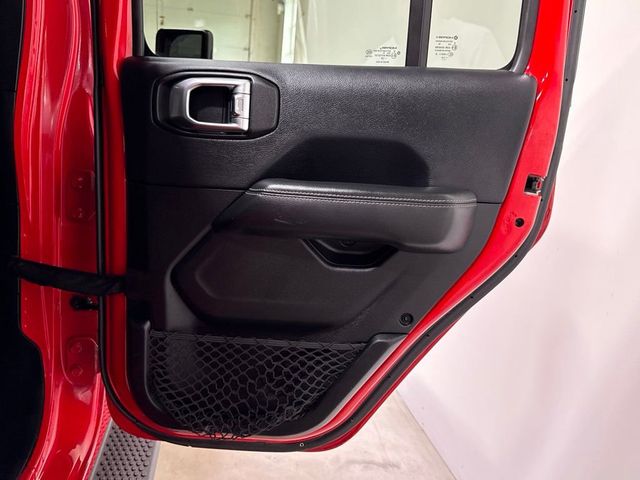 2018 Jeep Wrangler Unlimited Sahara 4x4 - 23075880 - 32