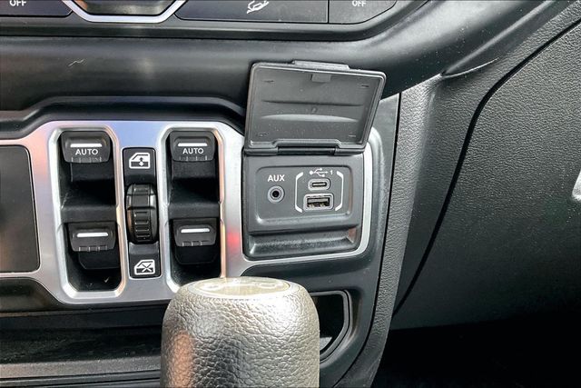 2018 Jeep Wrangler Unlimited Sahara 4x4 - 23054187 - 28