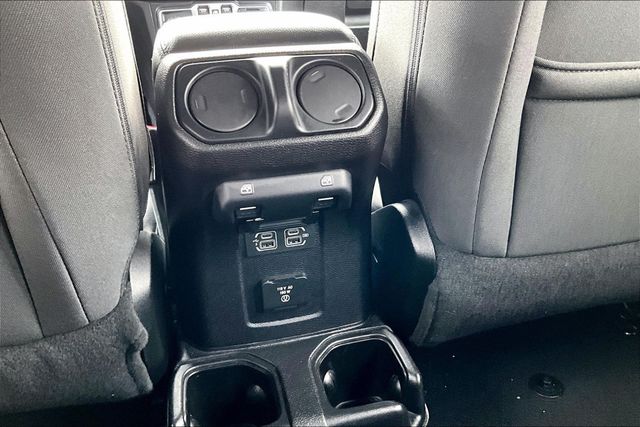 2018 Jeep Wrangler Unlimited Sahara 4x4 - 23054187 - 35