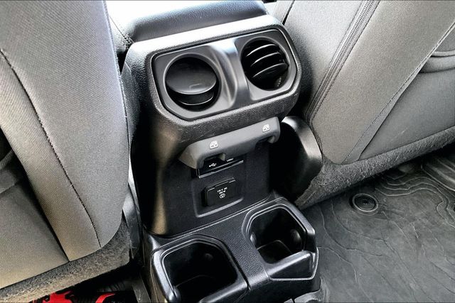 2018 Jeep Wrangler Unlimited Sahara 4x4 - 23070203 - 33