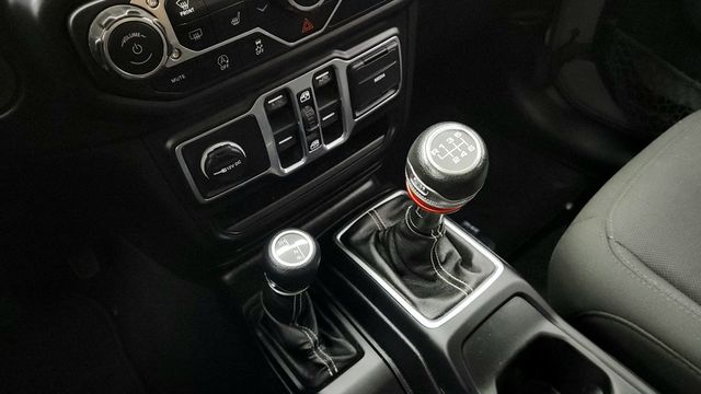 2018 Jeep Wrangler Unlimited Sahara 4x4 w/ Alpine Audio, Hardtop, 18'' Wheels & LED Lighting - 22950897 - 15