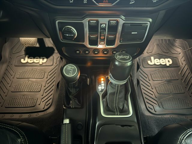 2018 Jeep Wrangler Unlimited Sahara Pkg/LeatherSeats/3" Fox Lift/XRC Front Bumper/Rear Camera - 23074407 - 13