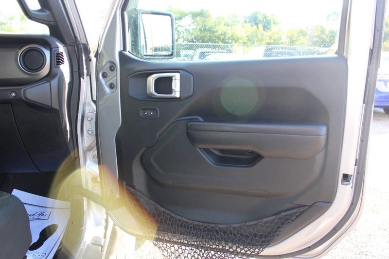 2018 Jeep Wrangler Unlimited Sport 4x4 4dr SUV (midyear release) - 22917083 - 17
