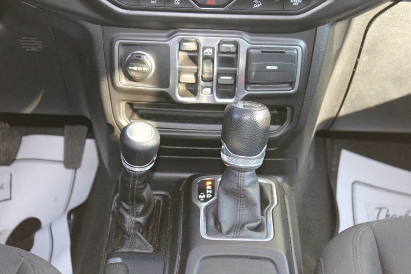 2018 Jeep Wrangler Unlimited Sport 4x4 4dr SUV (midyear release) - 22917083 - 24