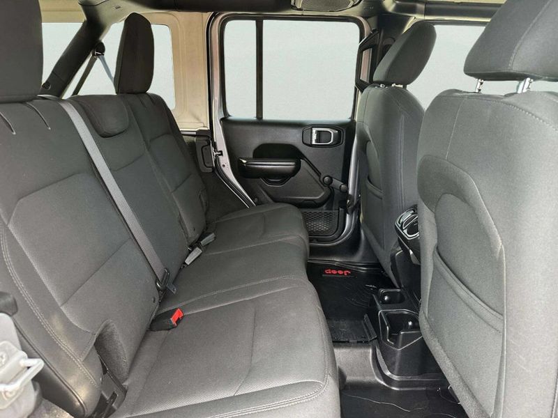 2018 Jeep Wrangler Unlimited Sport 4x4 4dr SUV (midyear release) - 23055256 - 18