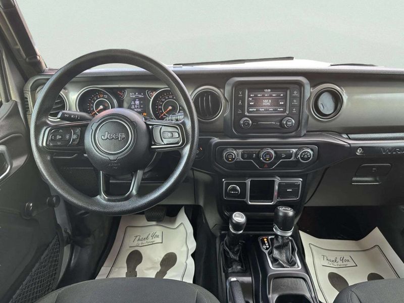 2018 Jeep Wrangler Unlimited Sport 4x4 4dr SUV (midyear release) - 23055256 - 21