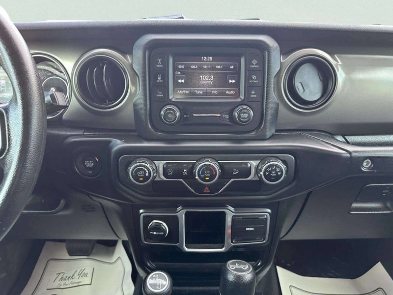 2018 Jeep Wrangler Unlimited Sport 4x4 4dr SUV (midyear release) - 23055256 - 26
