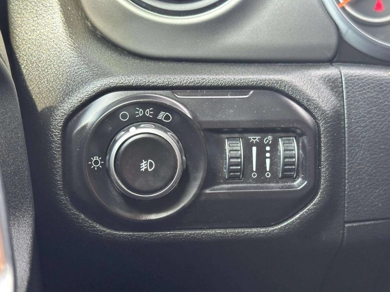 2018 Jeep Wrangler Unlimited Sport 4x4 4dr SUV (midyear release) - 23055256 - 32