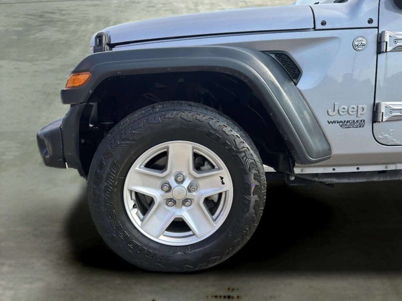 2018 Jeep Wrangler Unlimited Sport 4x4 4dr SUV (midyear release) - 23055256 - 40