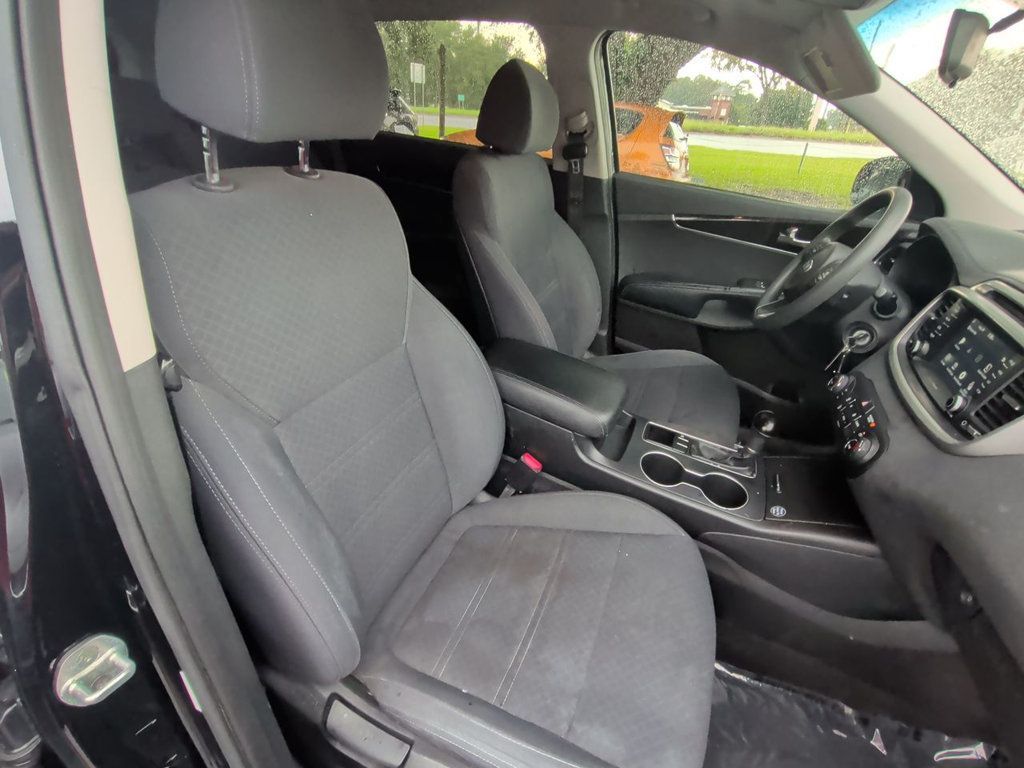 Kia Sorento LX FWD photo 21