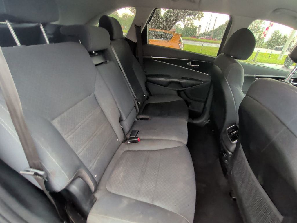 Kia Sorento LX FWD photo 22