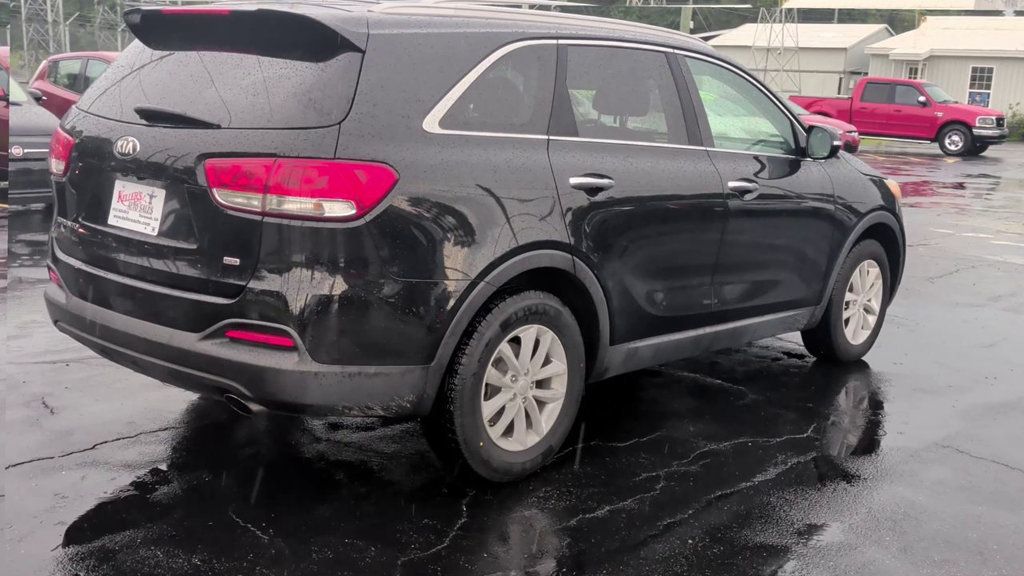 Kia Sorento LX FWD photo 8