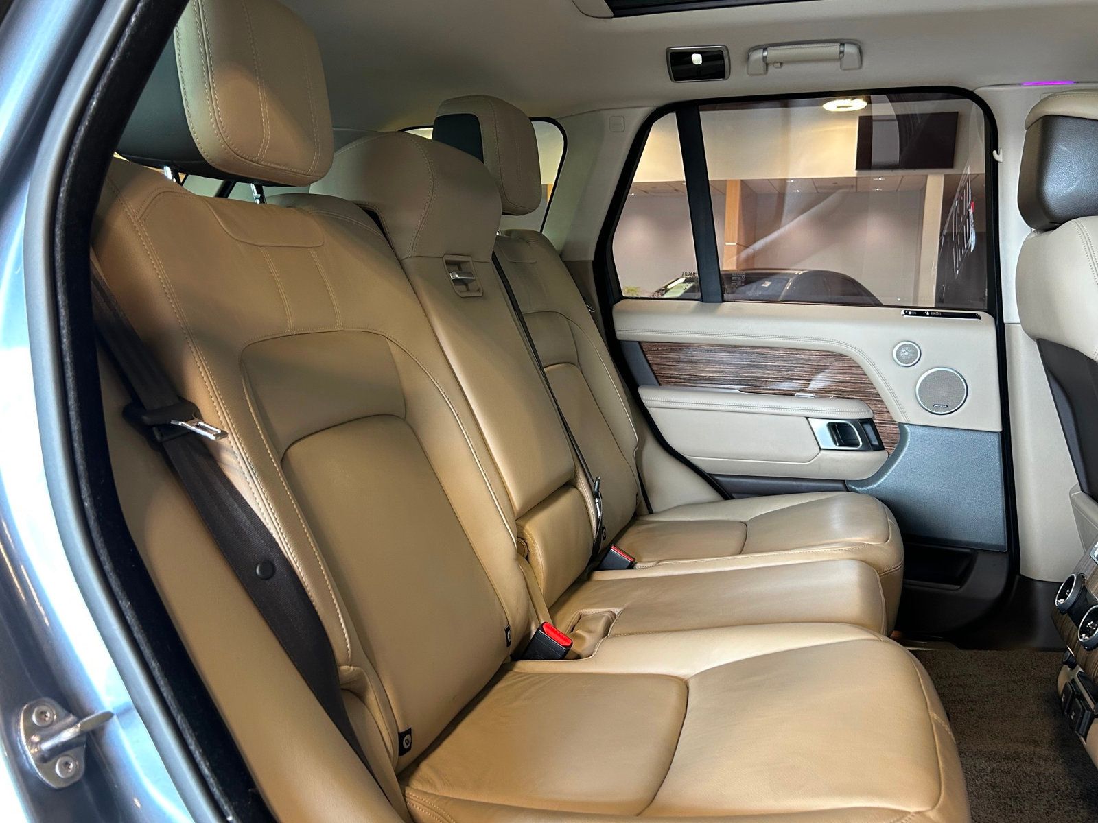 2018 Land Rover Range Rover HSE photo 17