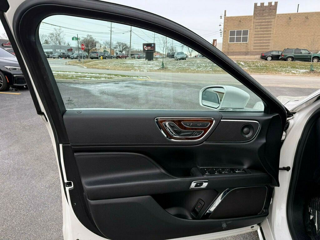 2018 Lincoln Continental Reserve AWD - 22985556 - 17