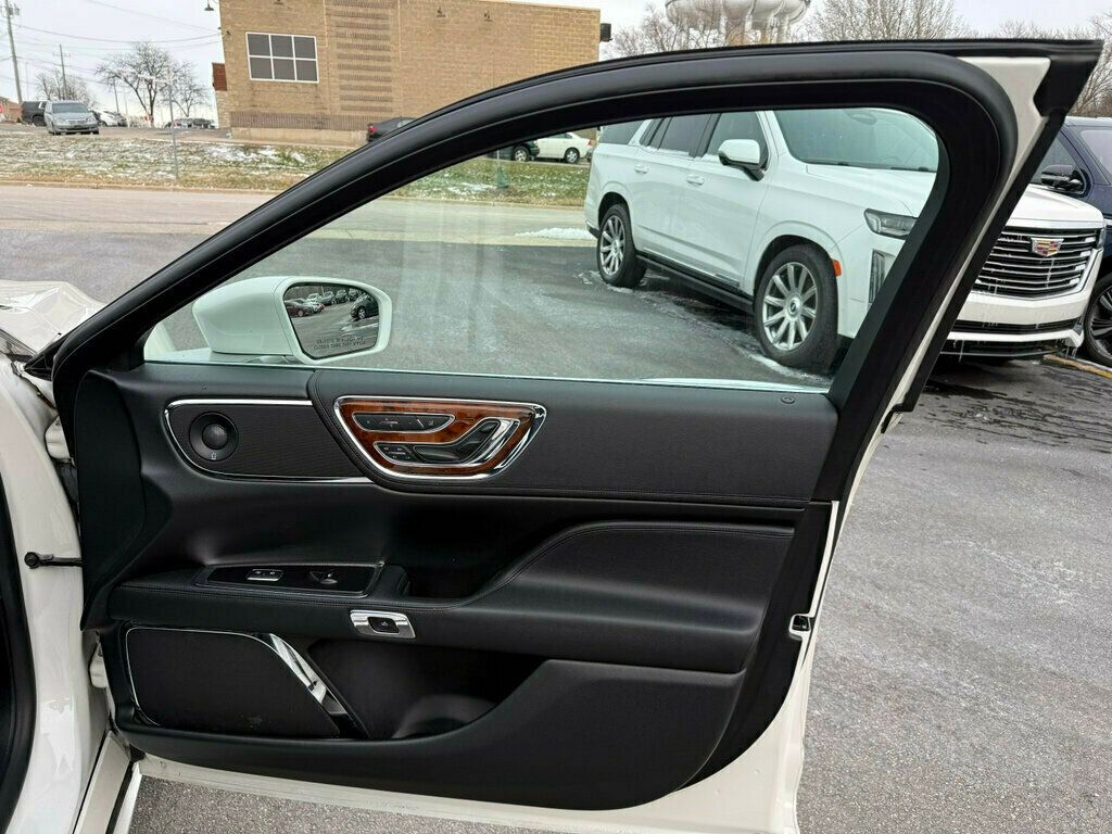 2018 Lincoln Continental Reserve AWD - 22985556 - 18