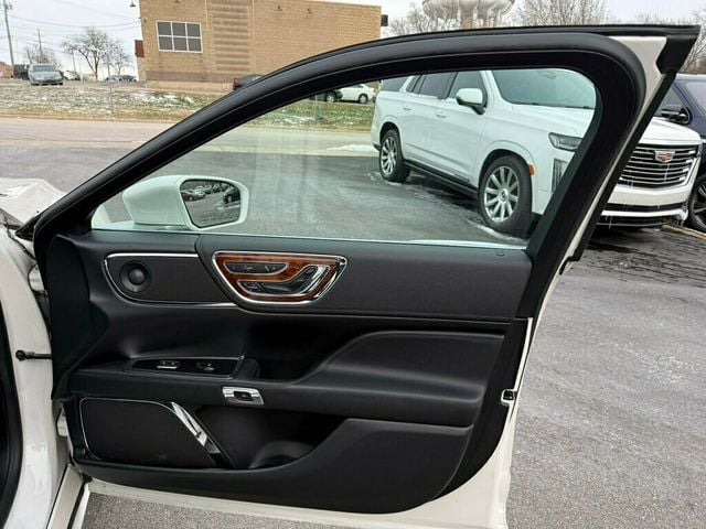 2018 Lincoln Continental Reserve AWD - 22985556 - 18