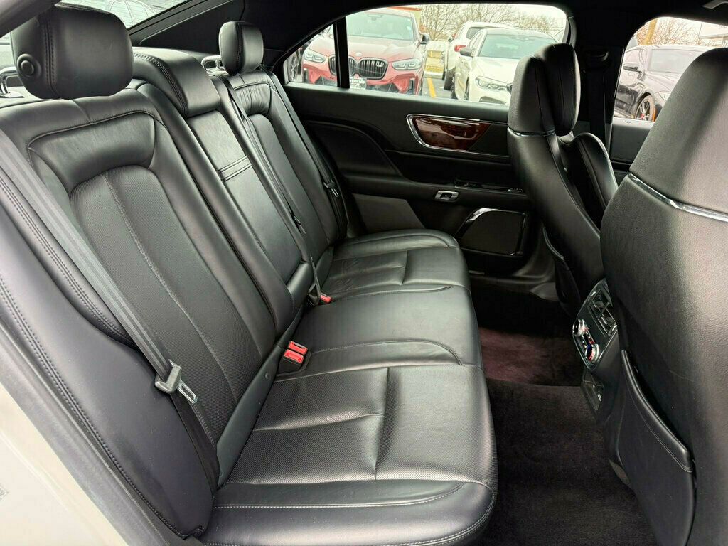 2018 Lincoln Continental Reserve AWD - 22985556 - 19