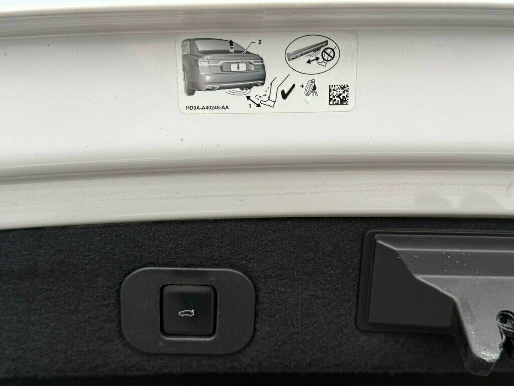 2018 Lincoln Continental Reserve AWD - 22985556 - 33