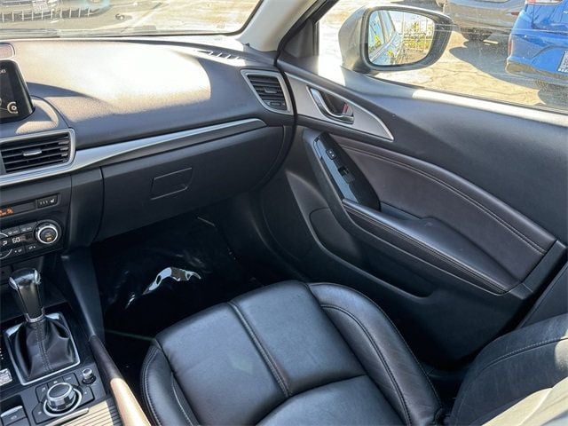 2018 Mazda Mazda3 4-Door Touring Automatic - 22670679 - 24