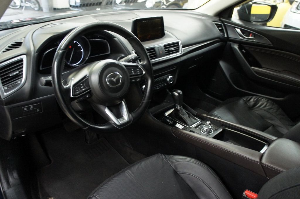 2018 Mazda Mazda3 Grand Touring Hatchback photo 4
