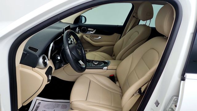 2018 Mercedes-Benz GLC GLC 300 4MATIC SUV w/ Premium Pkg, Panorama Roof & KEYLESS GO - 23056742 - 15