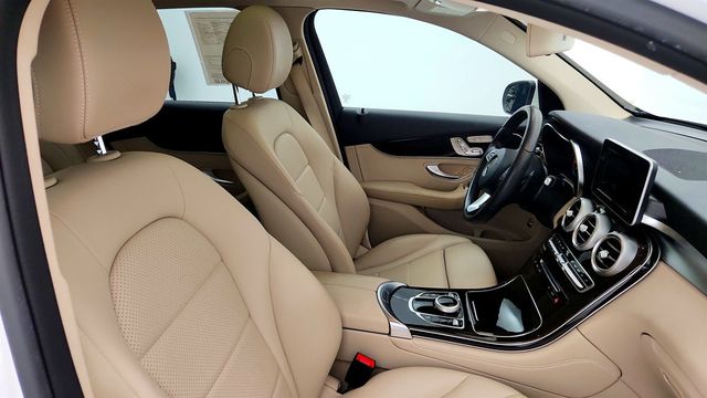 2018 Mercedes-Benz GLC GLC 300 4MATIC SUV w/ Premium Pkg, Panorama Roof & KEYLESS GO - 23056742 - 19