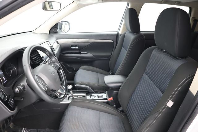 2018 Mitsubishi Outlander SE with Power Glass Sunroof and LED Foglights - 22937969 - 17