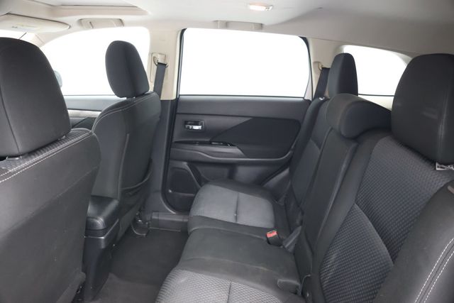 2018 Mitsubishi Outlander SE with Power Glass Sunroof and LED Foglights - 22937969 - 18