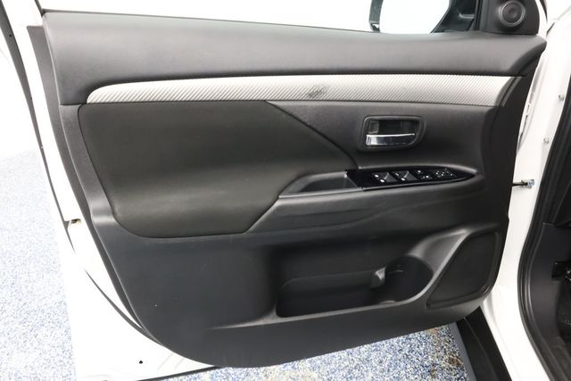 2018 Mitsubishi Outlander SE with Power Glass Sunroof and LED Foglights - 22937969 - 7