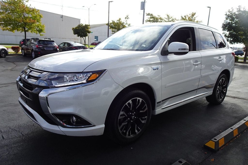 2018 Mitsubishi Outlander PHEV SEL S-AWC photo 4