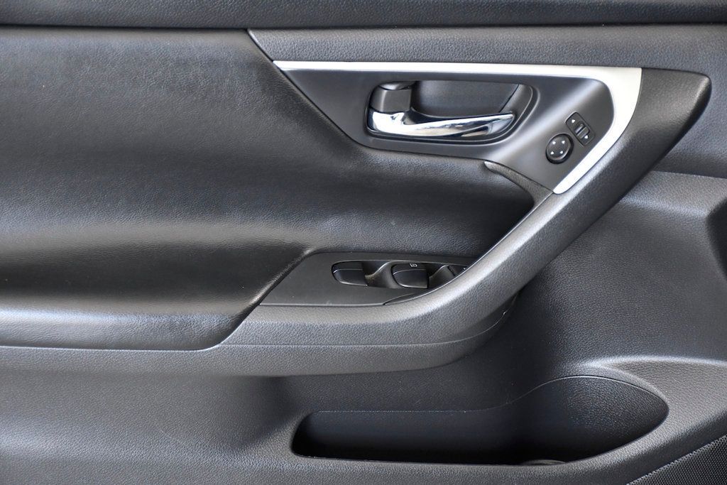 2018 Nissan Altima 2.5 SR Sedan - 22905299 - 16