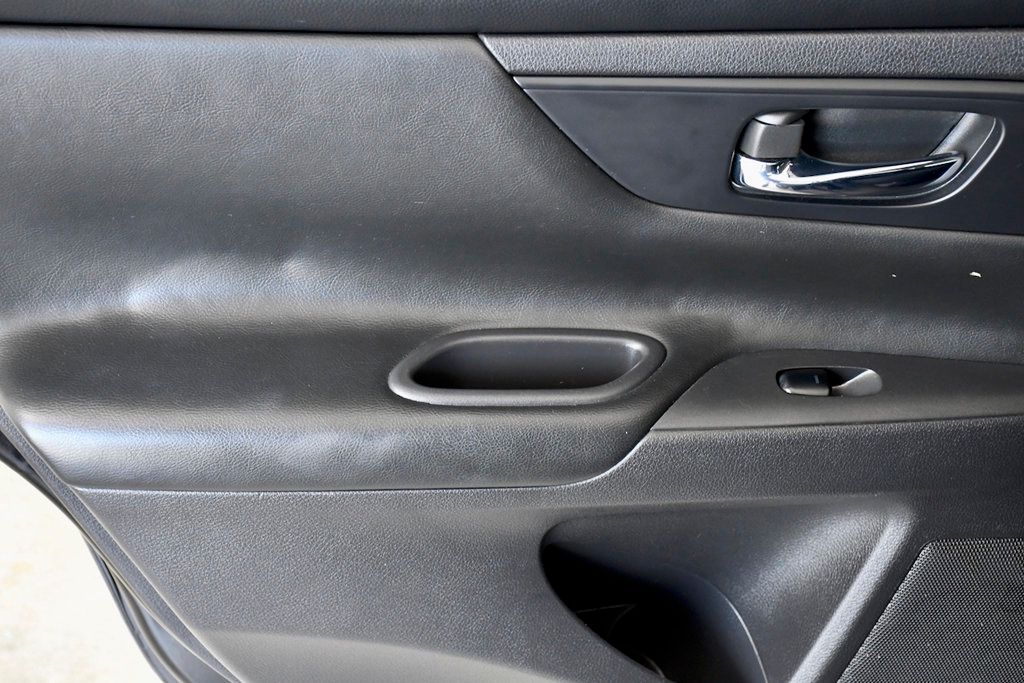 2018 Nissan Altima 2.5 SR Sedan - 22905299 - 18