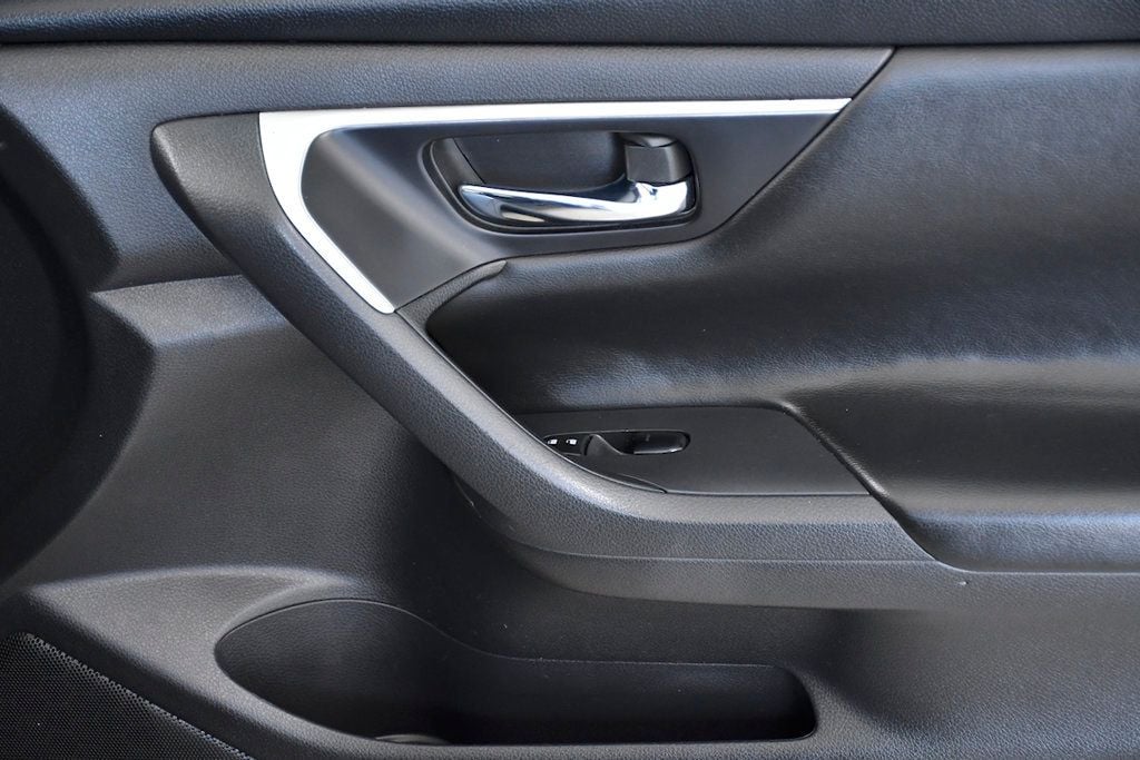 2018 Nissan Altima 2.5 SR Sedan - 22905299 - 25