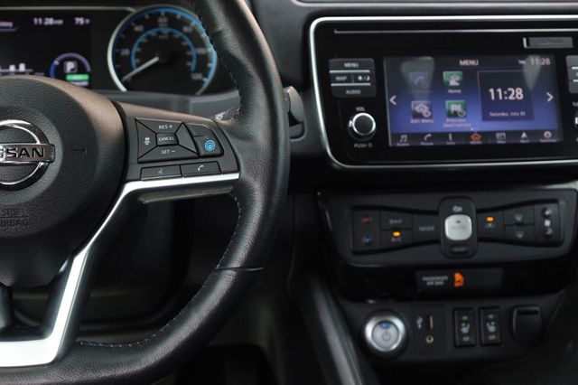 2018 Nissan LEAF SV - 23059166 - 28